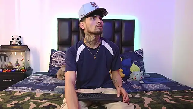 Snapshot of Brutal_Sex_Fucking chatting on February 4, 8:25 pm Brutal Sex Fucking online show from February 4, 8:25 pm