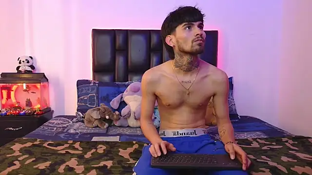 Snapshot of Brutal_Sex_Fucking chatting on February 7, 8:23 pm Brutal Sex Fucking online show from February 7, 8:23 pm