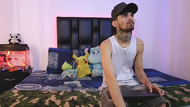 Snapshot of Brutal_Sex_Fucking chatting on February 10, 9:19 pm Brutal Sex Fucking online show from February 10, 9:19 pm