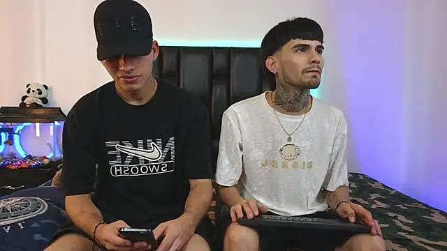 Snapshot of Brutal_Sex_Fucking chatting on February 18, 8:38 pm Brutal Sex Fucking online show from February 18, 8:38 pm