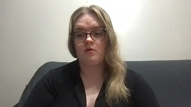 honeyyy24 online show from April 8, 9:15 pm