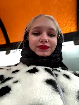 Snapshot of Milkyy_wway chatting on December 6, 7:43 am Milkyy wway online show from December 6, 7:43 am