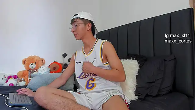 Snapshot of maxx_cortes chatting on February 2, 4:22 pm maxx cortes online show from February 2, 4:22 pm