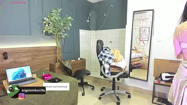 Snapshot of megan_morgan01 chatting on May 6, 12:21 pm megan morgan01 online show from May 6, 12:21 pm