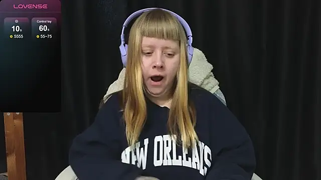 Snapshot of June_shy0 chatting on February 15, 8:02 am June shy0 online show from February 15, 8:02 am