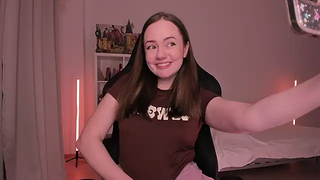 Snapshot of WalkingGirl chatting on February 7, 6:56 pm WalkingGirl online show from February 7, 6:56 pm