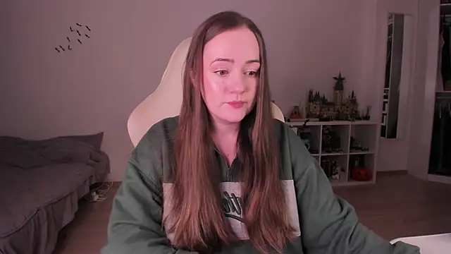 Snapshot of WalkingGirl chatting on November 27, 10:45 pm WalkingGirl online show from November 27, 10:45 pm