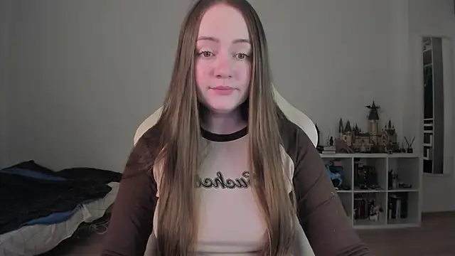 Snapshot of WalkingGirl chatting on February 9, 9:30 pm WalkingGirl online show from February 9, 9:30 pm