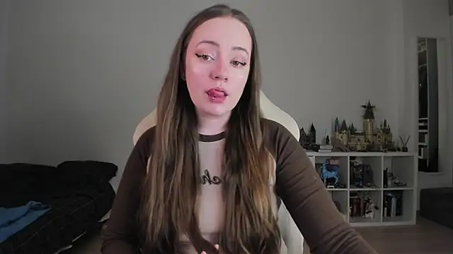 Snapshot of WalkingGirl chatting on February 11, 11:32 pm WalkingGirl online show from February 11, 11:32 pm