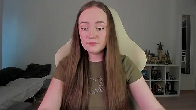 Snapshot of WalkingGirl chatting on March 15, 3:29 pm WalkingGirl online show from March 15, 3:29 pm