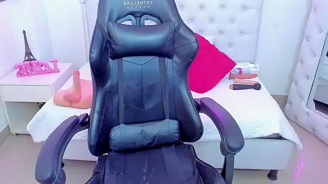 Snapshot of silvana__miller chatting on January 3, 7:18 pm silvana miller online show from January 3, 7:18 pm