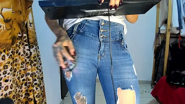 Snapshot of Charllote23 chatting on March 18, 6:36 am Charllote23 online show from March 18, 6:36 am