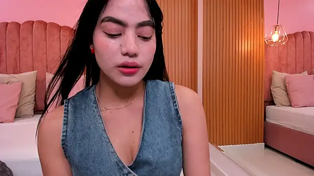 Snapshot of ariel_jonees chatting on December 12, 5:04 pm ariel jonees online show from December 12, 5:04 pm