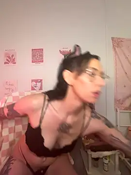 Snapshot of averietheangel chatting on October 10, 9:47 pm averietheangel online show from October 10, 9:47 pm