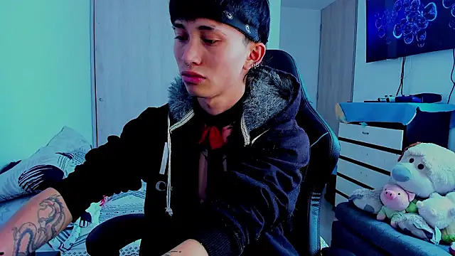 juniior 2311  online show from January 31, 7:11 pm