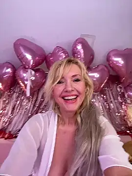 Snapshot of KelliRaid chatting on February 12, 8:16 am KelliRaid online show from February 12, 8:16 am