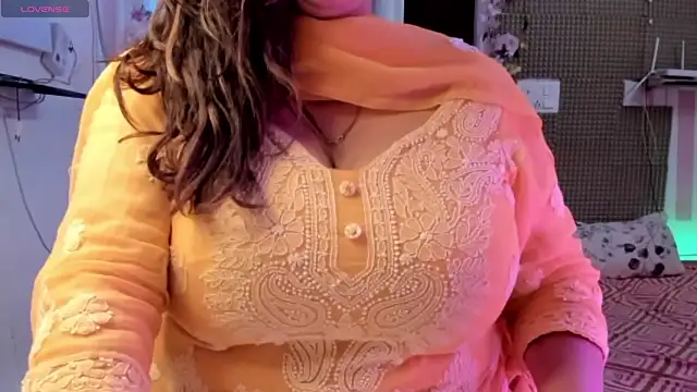 Snapshot of Gulabi_Queen chatting on March 8, 6:21 am Gulabi Queen online show from March 8, 6:21 am