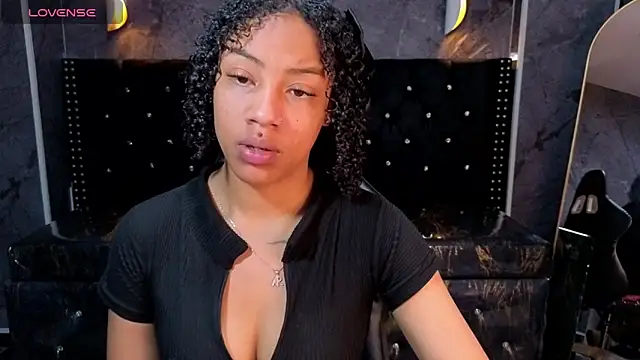 Snapshot of Violeth_b chatting on May 22, 1:28 pm Violeth b online show from May 22, 1:28 pm