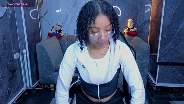 Snapshot of Violeth_b chatting on May 27, 12:57 pm Violeth b online show from May 27, 12:57 pm