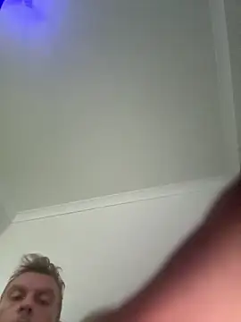 Snapshot of aus_guy93 chatting on April 6, 3:59 am aus guy93 online show from April 6, 3:59 am