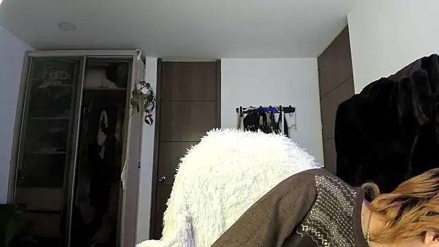 Snapshot of santy-kitty chatting on March 15, 6:03 am santy-kitty online show from March 15, 6:03 am