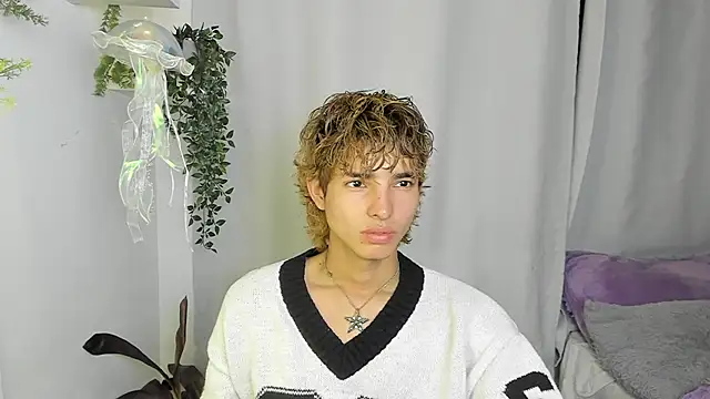 Snapshot of santy-kitty chatting on October 7, 2:09 am santy-kitty online show from October 7, 2:09 am