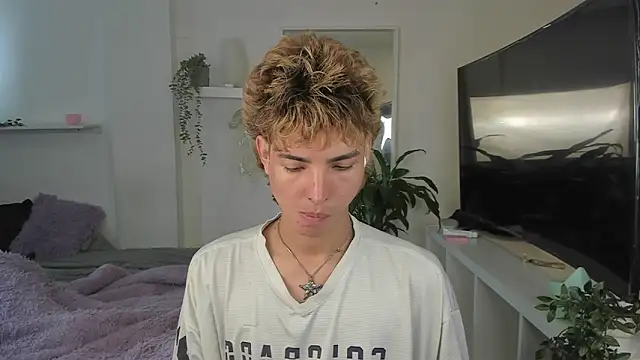 Snapshot of santy-kitty chatting on October 30, 5:57 pm santy-kitty online show from October 30, 5:57 pm