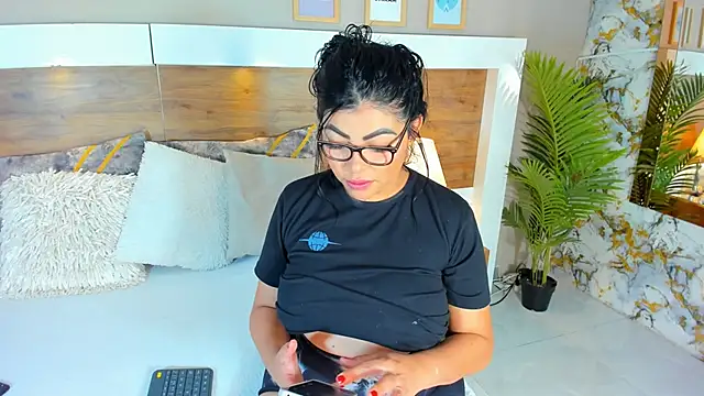 Snapshot of EmaBakker chatting on February 23, 1:10 pm EmaBakker online show from February 23, 1:10 pm
