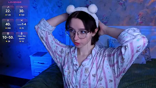 Nora Failure online show from December 4, 11:30 am