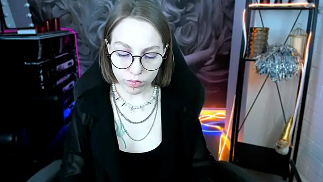 Snapshot of AphexQueen chatting on January 24, 9:17 am AphexQueen online show from January 24, 9:17 am