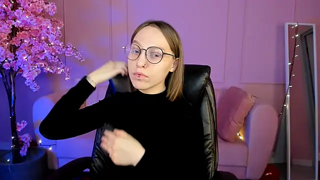 Snapshot of AphexQueen chatting on February 21, 1:11 pm AphexQueen online show from February 21, 1:11 pm