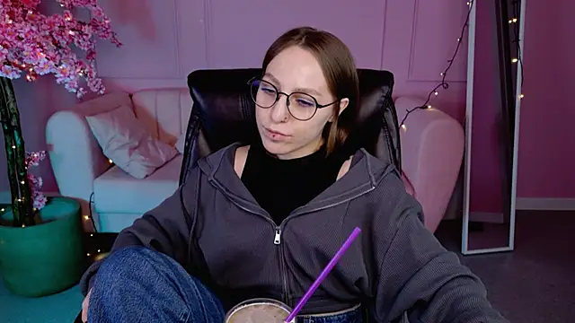 Snapshot of AphexQueen chatting on February 28, 1:03 pm AphexQueen online show from February 28, 1:03 pm