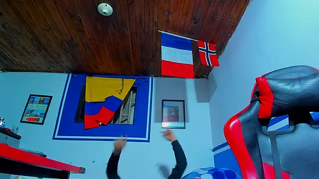 Snapshot of maxowens_oficial chatting on February 21, 10:33 pm maxowens oficial online show from February 21, 10:33 pm