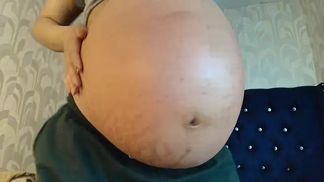 Snapshot of CarolineBrunx chatting on April 21, 11:18 pm CarolineBrunx online show from April 21, 11:18 pm