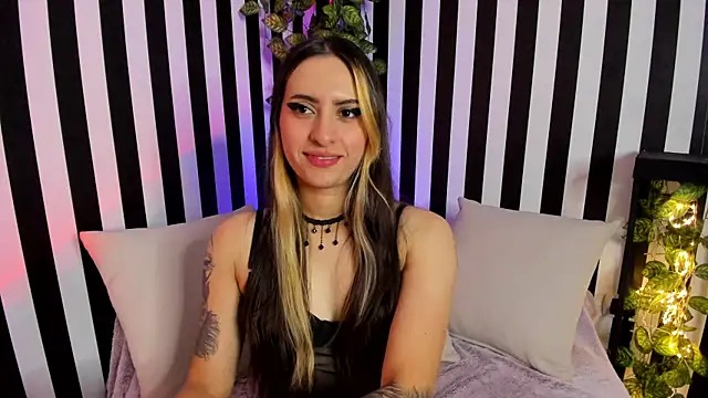 Snapshot of liz_goth chatting on October 17, 2:19 pm liz goth online show from October 17, 2:19 pm