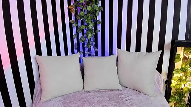 Snapshot of liz_goth chatting on January 13, 2:44 pm liz goth online show from January 13, 2:44 pm