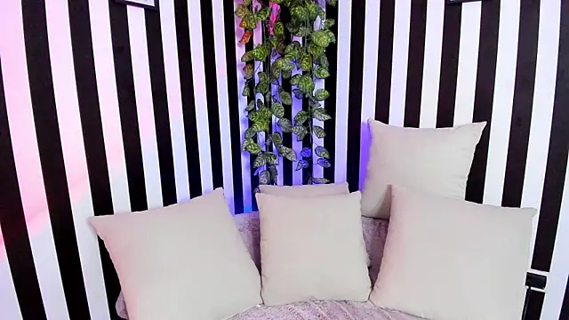 Snapshot of liz_goth chatting on April 6, 1:34 pm liz goth online show from April 6, 1:34 pm