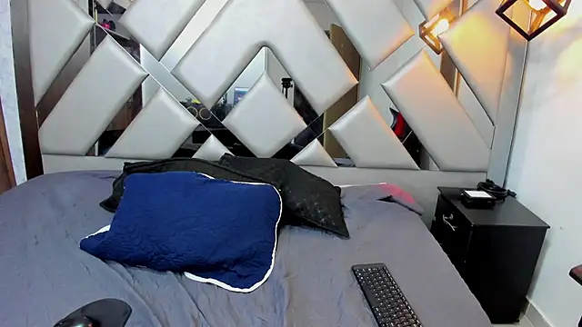 Nahomi-Hill online show from March 5, 9:33 pm