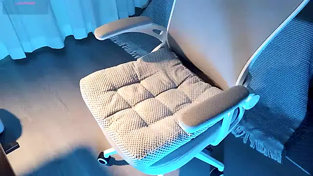 FEIYU001 online show from December 8, 1:36 pm