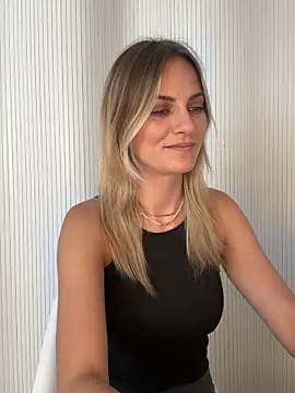Snapshot of Milla__one chatting on June 8, 10:04 am Milla one online show from June 8, 10:04 am