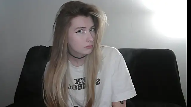 ErikaShyy online show from April 1, 1:41 pm