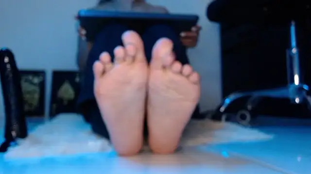 Snapshot of latinfeet-qos chatting on December 3, 5:42 am latinfeet-qos online show from December 3, 5:42 am