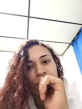 Snapshot of caroline0997 chatting on January 16, 12:34 am caroline0997 online show from January 16, 12:34 am