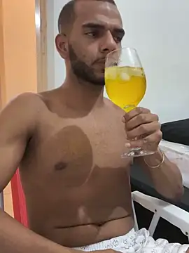 Snapshot of noahmarins chatting on December 22, 1:12 am noahmarins online show from December 22, 1:12 am