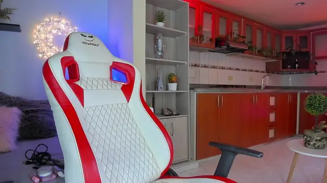 Snapshot of honey_fox1 chatting on January 22, 8:38 pm honey fox1 online show from January 22, 8:38 pm