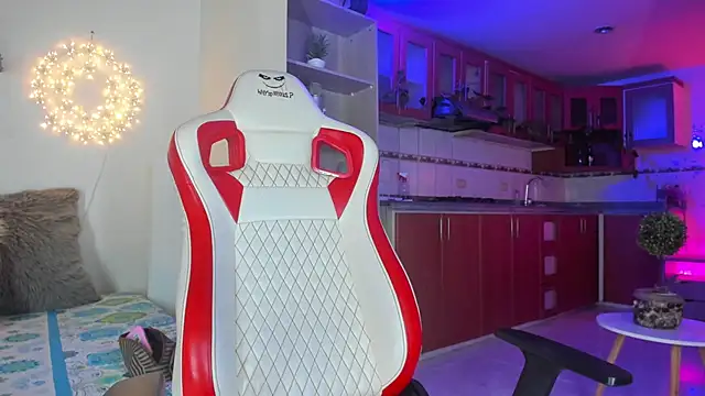 Snapshot of honey_fox1 chatting on January 28, 11:17 pm honey fox1 online show from January 28, 11:17 pm