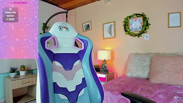 Snapshot of honey_fox1 chatting on March 15, 12:04 am honey fox1 online show from March 15, 12:04 am