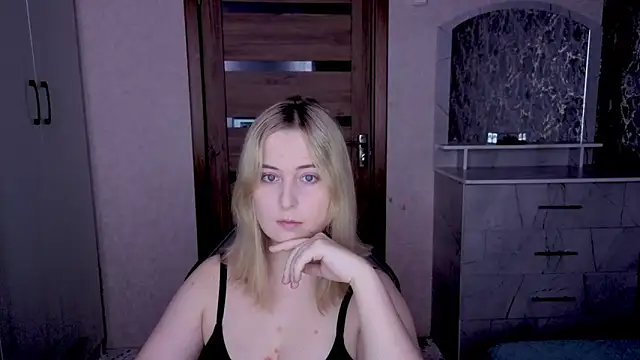 Snapshot of Kristy-Max chatting on February 25, 9:35 pm Kristy-Max online show from February 25, 9:35 pm