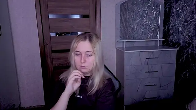 Kristy-Max online show from May 25, 1:44 am