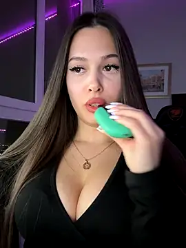 EricaWalls online show from December 1, 5:18 pm